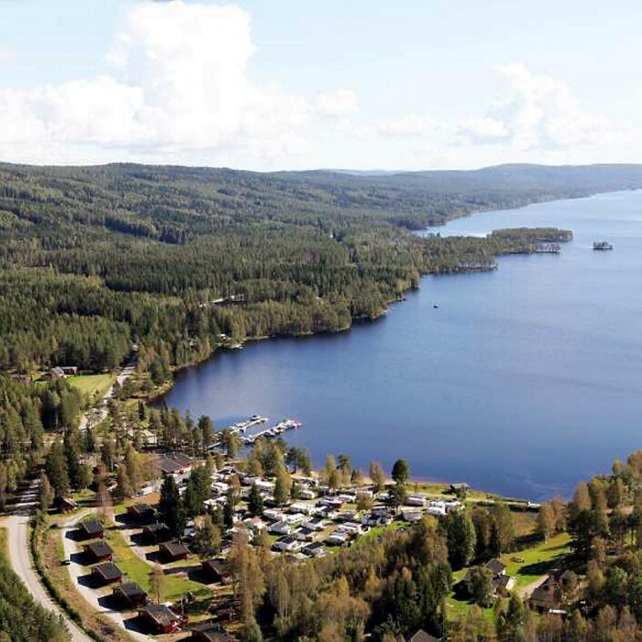 Finnskogen Turist- og Villmarksenter ligger i Skasenden helt i nordenden av innsjøen Skasen i Hedmark. (Foto: Finnskogen Turist- og Villmarksenter) Finnskogen Turist- og Villmarksenter ligger i Skasenden helt i nordenden av innsjøen Skasen i Hedmark. (Foto: Finnskogen Turist- og Villmarksenter)
