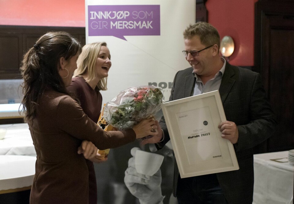 Kjedesjef i Nortura Proff, Birger Frimo mottar prisen av innkjøpssjef i Nores Mette Aarø-Stillesby (til venstre) medlemsrådgiver i Nores, Inger Voie.