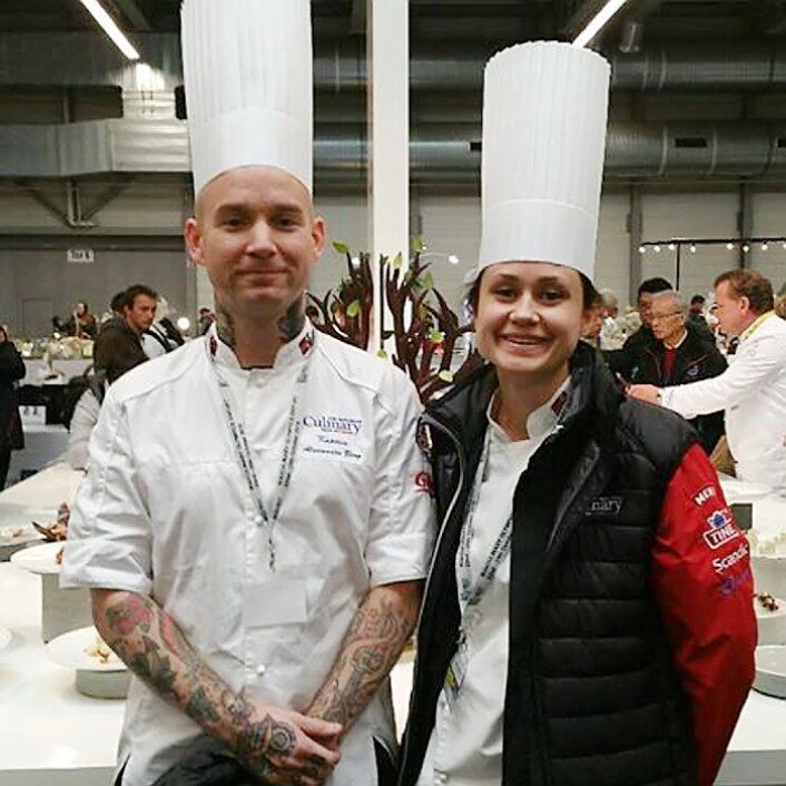 Norges kaptein Alexander Østli Berg (til venstre), til daglig å finne på nylig gjenåpnede Grand Café, er kaptein på det norske kokkelandslaget. (Foto: NKL) Norges kaptein Alexander Østli Berg (til venstre), til daglig å finne på nylig gjenåpnede Grand Café, er kaptein på det norske kokkelandslaget. (Foto: NKL)