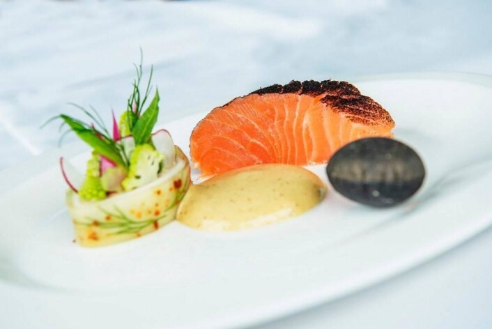 Aquavitgravet og bakt laks. Blomkålkrem med østers, agurk og knutekål. Sprø pute, løyrom og sennepsaus. (Foto: NKL) Aquavitgravet og bakt laks. Blomkålkrem med østers, agurk og knutekål. Sprø pute, løyrom og sennepsaus. (Foto: NKL)