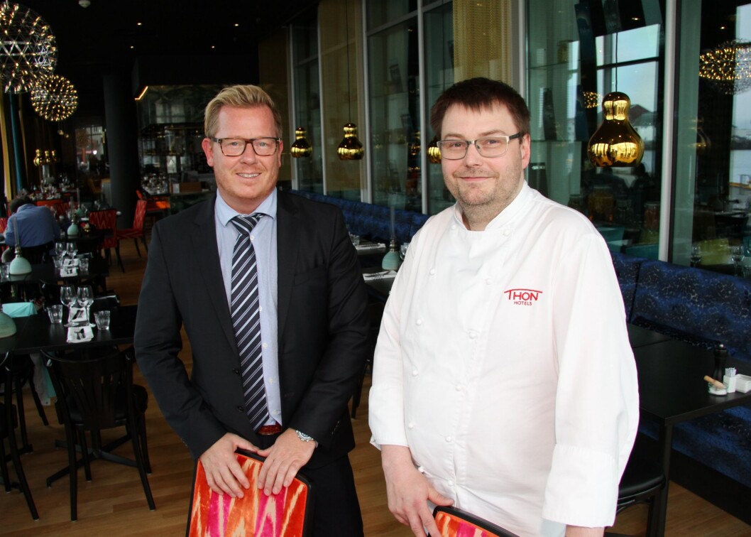 Enda en pris til Thon Hotel Lofoten. Til venstre hotelldirektør Erik Taraldsen og til høyre kjøkkensjef Stian Haugnes. (Foto: Morten Holt) Enda en pris til Thon Hotel Lofoten. Til venstre hotelldirektør Erik Taraldsen og til høyre kjøkkensjef Stian Haugnes. (Foto: Morten Holt)