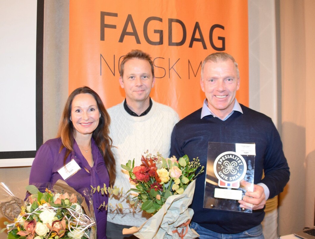 Frode Lippert og Monica Vinje sammen med Andreas Viestad under utdelingen av Spesialitet-merket. Frode Lippert og Monica Vinje sammen med Andreas Viestad under utdelingen av Spesialitet-merket.