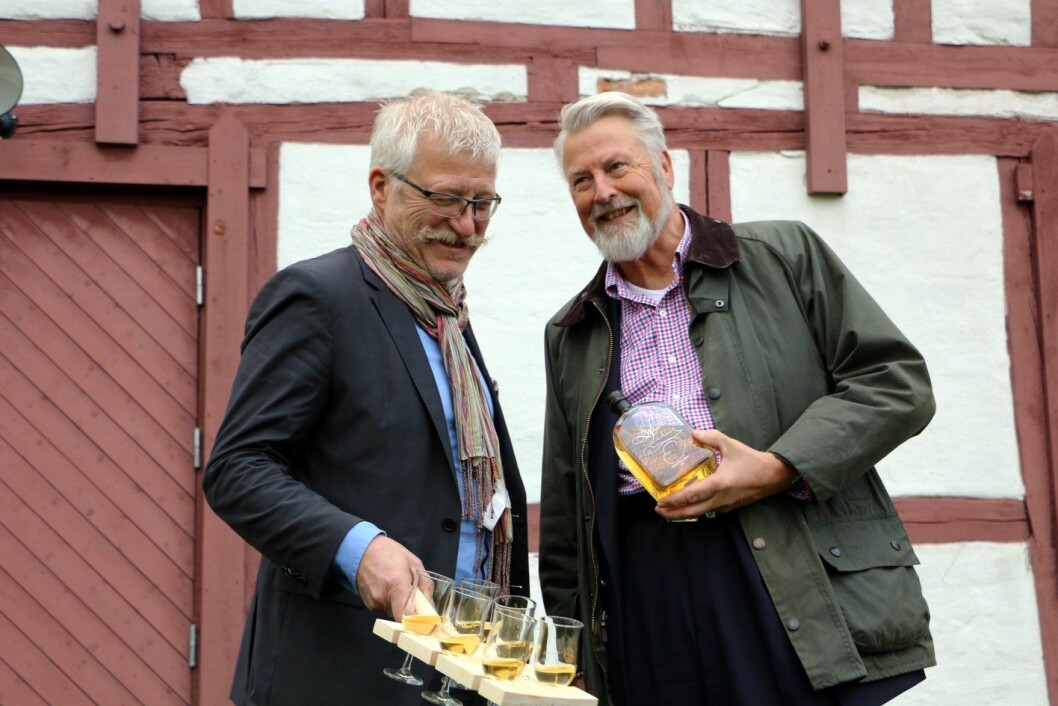 Alna-entusiast og senterdirektør Hans Georg Helberg (til venstre) sammen med akevittekspert Halvor Heuch på Tveten gård.