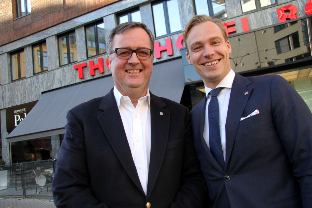 Nyoppussede Thon Hotel Rosenkrantz Oslo er blant Thon-hotellene som får positive anmeldelser. Her konserndirektør for Thon Hotels, Morten Thorvaldsen (til venstre) og hotelldirektør på Thon Hotel Rosenkrantz, Lars Petter Mathisen. (Foto: Morten Holt) Nyoppussede Thon Hotel Rosenkrantz Oslo er blant Thon-hotellene som får positive anmeldelser. Her konserndirektør for Thon Hotels, Morten Thorvaldsen (til venstre) og hotelldirektør på Thon Hotel Rosenkrantz, Lars Petter Mathisen. (Foto: Morten Holt)