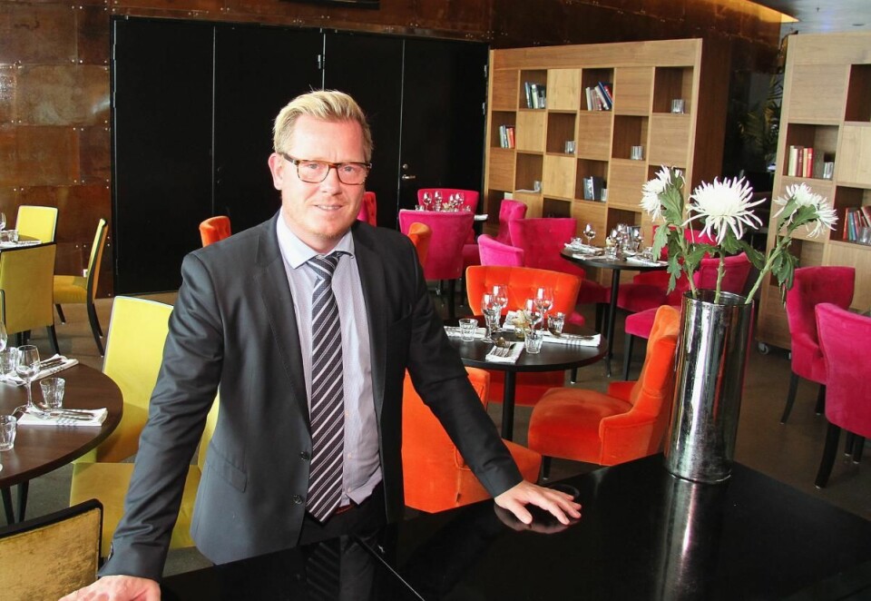 Hotelldirektør på Thon Hotel Lofoten, Erik Taraldsen, i fargerike omgivelser. (Foto: Morten Holt)