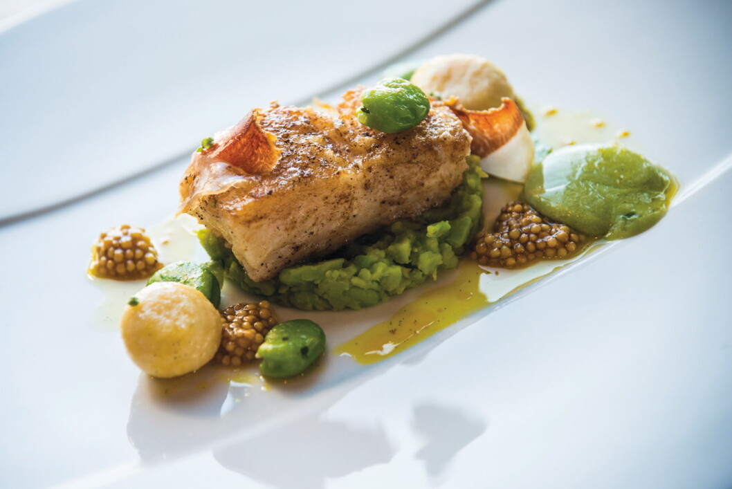 Tørrfiskloin med ferskost, feves fra Hommersåk, pata negra og merian. (Foto: Kathrine Lunke) Tørrfiskloin med ferskost, feves fra Hommersåk, pata negra og merian. (Foto: Kathrine Lunke)