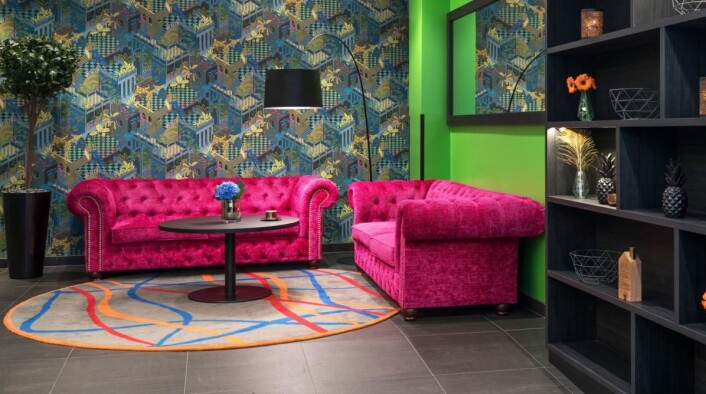 – Jeg er ikke i tvil om at farger skaper glede. Gjester skal stråle opp når de opplever Thon Hotels nye design, sier designansvarlig i Olav Thon Gruppen, Sissel Berdal Haga. (Foto: Thon Hotels) – Jeg er ikke i tvil om at farger skaper glede. Gjester skal stråle opp når de opplever Thon Hotels nye design, sier designansvarlig i Olav Thon Gruppen, Sissel Berdal Haga. (Foto: Thon Hotels)