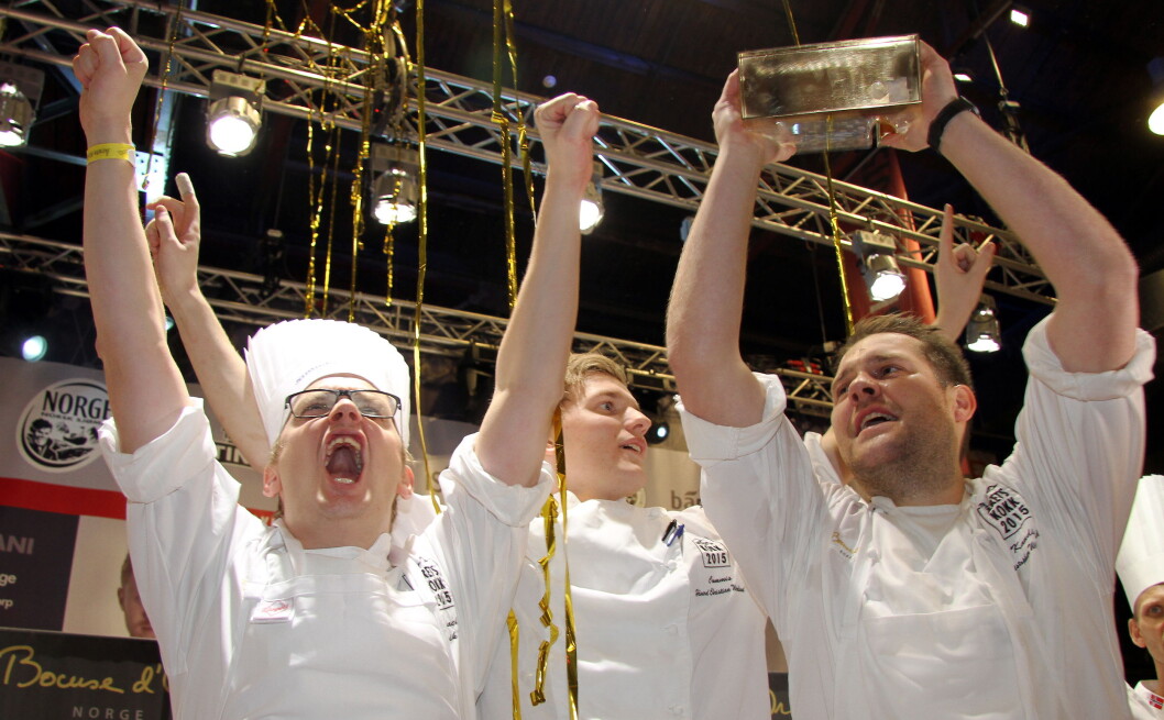 Christopher W. Davidsen og hans team jubler etter seieren i Årets kokk 2015. (Foto: Morten Holt) Christopher W. Davidsen og hans team jubler etter seieren i Årets kokk 2015. (Foto: Morten Holt)