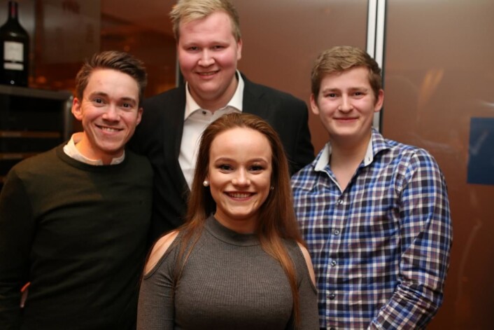 Scandic Nidelvens vinnerduo (foran til høyre), Tamara Iversen og Mats Utnes, sammen med lagleder Martin Trana Flak (bak) og juryleder Christer Rødseth. (Foto: Scandic Hotels) Scandic Nidelvens vinnerduo (foran til høyre), Tamara Iversen og Mats Utnes, sammen med lagleder Martin Trana Flak (bak) og juryleder Christer Rødseth. (Foto: Scandic Hotels)