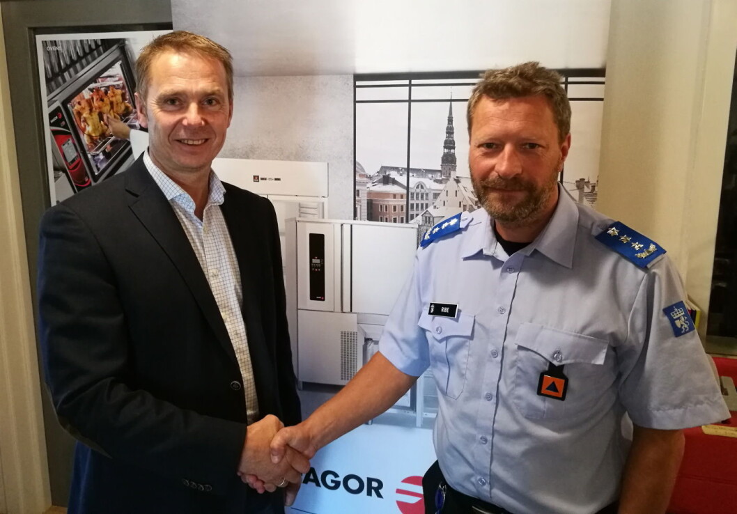 DSB-representant Magne Astrup Ribe og daglig leder hos Foynland Storkjøkken, Knut-Martin Østbye (til venstre). DSB-representant Magne Astrup Ribe og daglig leder hos Foynland Storkjøkken, Knut-Martin Østbye (til venstre).