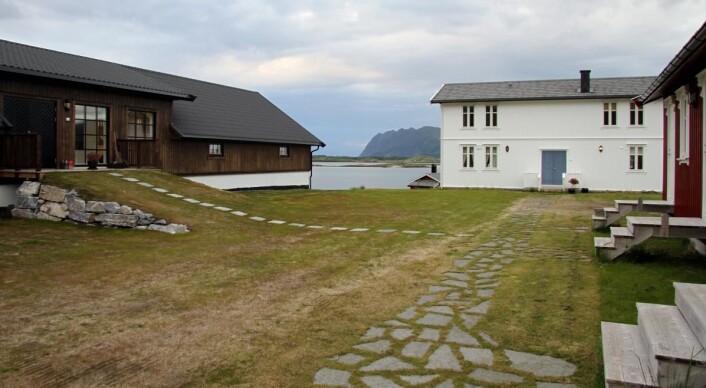 <em>Gårdstunet på Senja Matstudio. Fra venstre matstudioet, boligen og overnattingsbygget. (Foto: Morten Holt)</em> <em>Gårdstunet på Senja Matstudio. Fra venstre matstudioet, boligen og overnattingsbygget. (Foto: Morten Holt)</em>