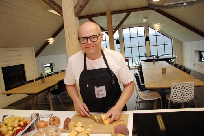 Eirik Nilssen byr på <em>romslige og gode lokaler – tilrettelagt for selskaper og matkurs og</em> <em>workshops for næringsmiddelaktører. (Foto: Morten Holt)</em> Eirik Nilssen byr på <em>romslige og gode lokaler – tilrettelagt for selskaper og matkurs og</em> <em>workshops for næringsmiddelaktører. (Foto: Morten Holt)</em>