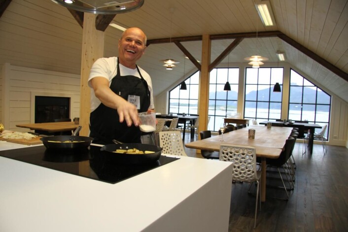 <em>Eirik Nilssen, som i 20 år har drevet Impuls Reklamebyrå i Tønsberg, åpnet i 2015 Senja Matstudio. (Foto: Morten Holt)</em> <em>Eirik Nilssen, som i 20 år har drevet Impuls Reklamebyrå i Tønsberg, åpnet i 2015 Senja Matstudio. (Foto: Morten Holt)</em>