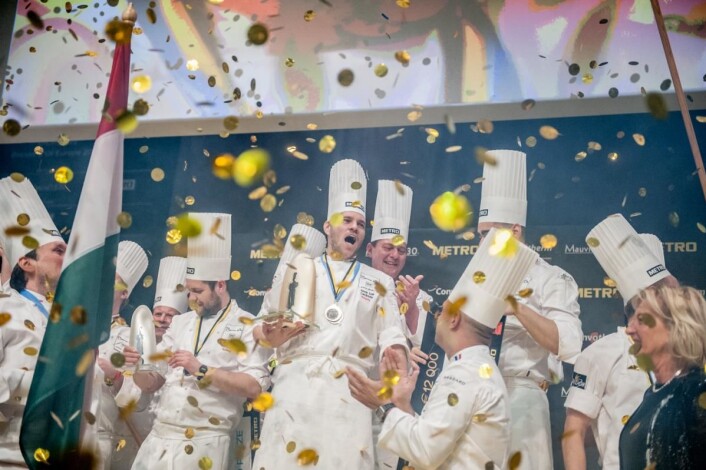 Ungarsk jubel på hjemmebane i Budapest tidligere i år. Christopher W. Davidsen (til venstre) kapret sølvmedaljen, og forbereder seg nå for den store verdensfinalen av Bocuse d'Or i Lyon i januar. Ungarsk jubel på hjemmebane i Budapest tidligere i år. Christopher W. Davidsen (til venstre) kapret sølvmedaljen, og forbereder seg nå for den store verdensfinalen av Bocuse d'Or i Lyon i januar.