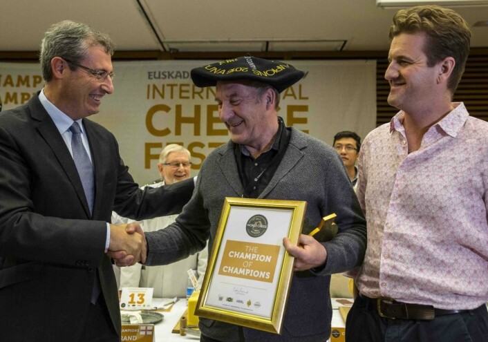 Ingulf Galåen tok på vegne av Tingvollost imot prisen - der Kraftkar ble kåret til den beste av alle ostene som har vunnet World Cheese Awards gjennom tidene. Ingulf Galåen tok på vegne av Tingvollost imot prisen - der Kraftkar ble kåret til den beste av alle ostene som har vunnet World Cheese Awards gjennom tidene.