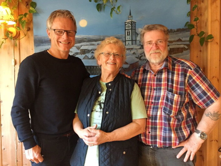 Regiondirektør for NHO Innlandet, Åge Skinstad, sammen med Tone og Rolf Eriksen, som driver Femund Fjellstue. (Foto: Linn Alicia Slora Kristiansen) Regiondirektør for NHO Innlandet, Åge Skinstad, sammen med Tone og Rolf Eriksen, som driver Femund Fjellstue. (Foto: Linn Alicia Slora Kristiansen)