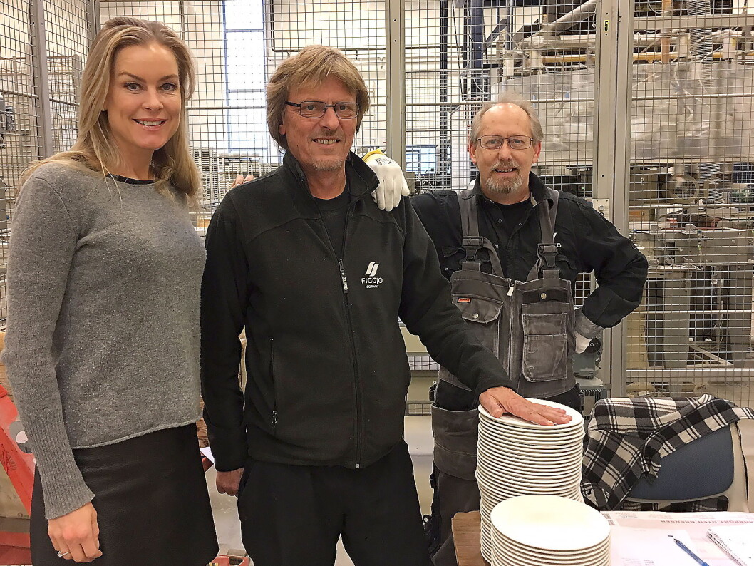 Anne Kristine Rugland (til venstre) er ny administrerende direktør i Figgo. Her sammen med driftsleder Svein Madland (ansatt i 1990) og produksjonsarbeider Odd Arild Soltvedt (ansatt i 2001). (Foto: Figgjo AS). Anne Kristine Rugland (til venstre) er ny administrerende direktør i Figgo. Her sammen med driftsleder Svein Madland (ansatt i 1990) og produksjonsarbeider Odd Arild Soltvedt (ansatt i 2001). (Foto: Figgjo AS).