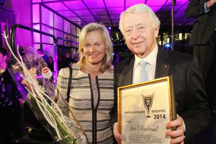 Jan E Rivelsrud fikk Horecabransjens Ærespris i 2014. I febraur 2017 skal prisen igjen deles ut til en markant person i bransjen. Her er Rivelsrud sammen med juryleder Kristin Krohn Devold. (Foto: Morten Holt) Jan E Rivelsrud fikk Horecabransjens Ærespris i 2014. I febraur 2017 skal prisen igjen deles ut til en markant person i bransjen. Her er Rivelsrud sammen med juryleder Kristin Krohn Devold. (Foto: Morten Holt)