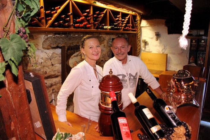 Alice og Rolf Trulsen i den gamle vinkjelleren på Sandtorgholmen. (Foto: Morten Holt) Alice og Rolf Trulsen i den gamle vinkjelleren på Sandtorgholmen. (Foto: Morten Holt)