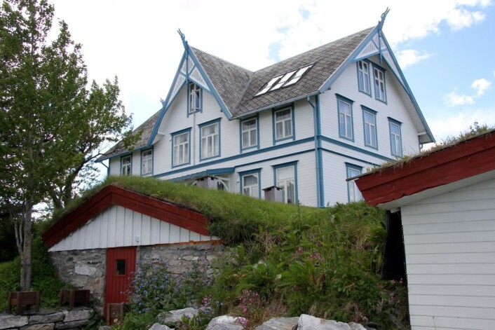 Vinkjelleren med hovedhuset i bakgrunnen. (Foto: Morten Holt) Vinkjelleren med hovedhuset i bakgrunnen. (Foto: Morten Holt)
