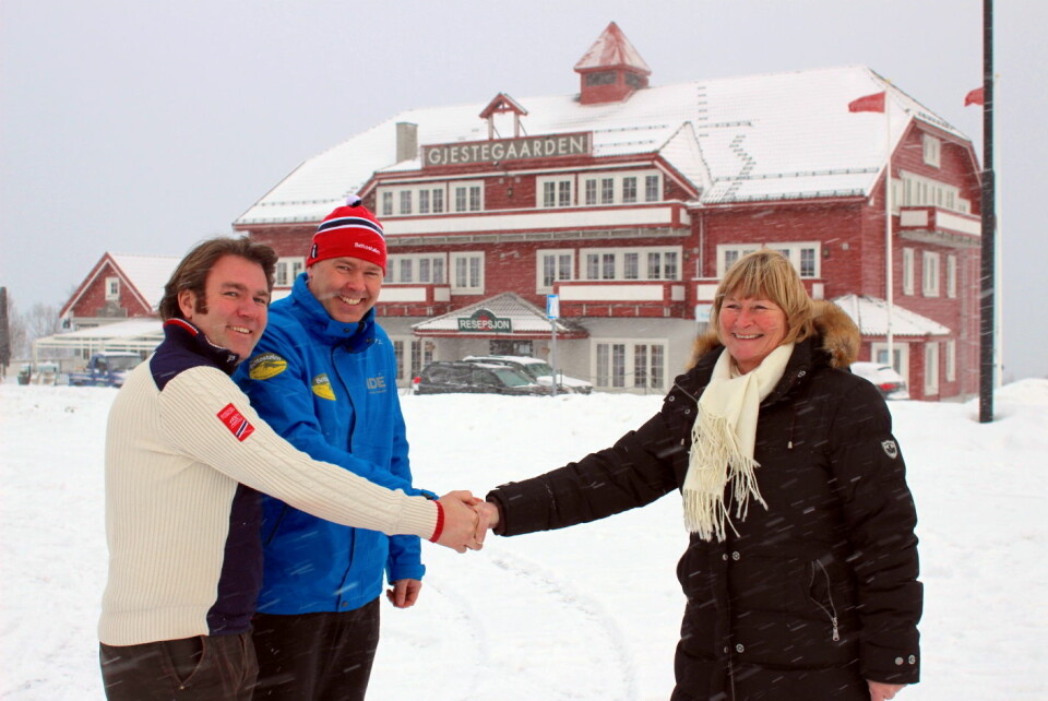Kjøperne Bjørnar og Atle Hovi fra Beitostølen Resort, takker Anne Tveter fra Bakkeguten AS, for god eiendomshandel, med Gjestegaarden i bakgrunnen. (Foto: DestinasjonsKirurgene)