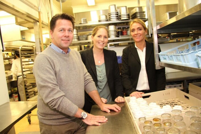 <em>– NM i maskinoppvask gjør heder på en yrkesgruppe som sjelden er «fremme i lyset», </em>sier <em>Joe Harald Strand (BFSN), Heidi Hansen og Siw Christine Hausmann (begge Mortens Kro). (Foto: Morten Holt)</em> <em>– NM i maskinoppvask gjør heder på en yrkesgruppe som sjelden er «fremme i lyset», </em>sier <em>Joe Harald Strand (BFSN), Heidi Hansen og Siw Christine Hausmann (begge Mortens Kro). (Foto: Morten Holt)</em>