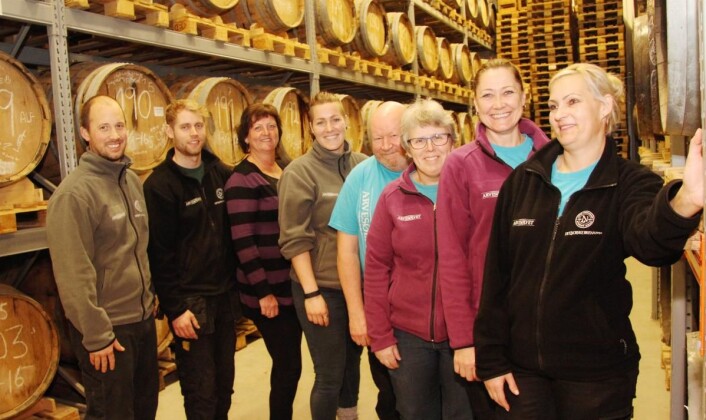 Fabian Widmer (fra venstre), Robin Gundersen, Marit Johannessen, Camilla Adcock, Nils Johan Aaserud, Grethe Håbesland, Wenche Knudsen og Ena Pszczolinska på Det Norske Brenneri i Grimstad. (Foto: Morten Holt) Fabian Widmer (fra venstre), Robin Gundersen, Marit Johannessen, Camilla Adcock, Nils Johan Aaserud, Grethe Håbesland, Wenche Knudsen og Ena Pszczolinska på Det Norske Brenneri i Grimstad. (Foto: Morten Holt)