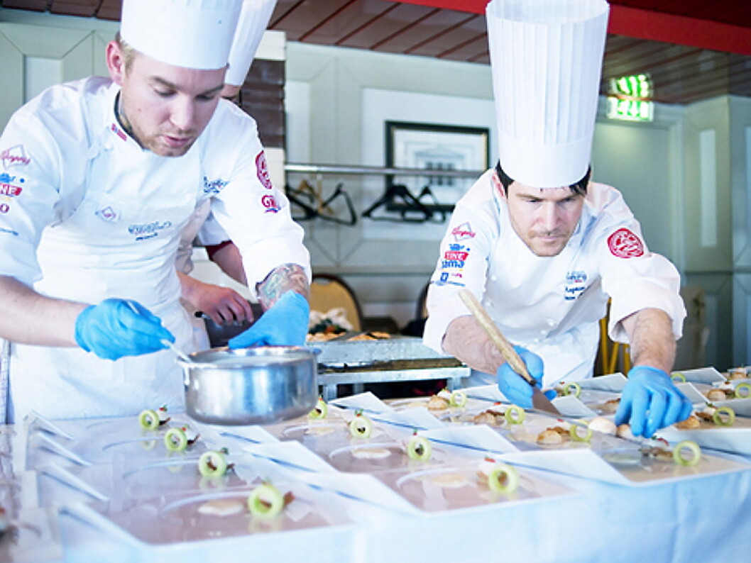 Kapteinen på det norske kokkelandslaget, Alexander Østli Berg, er en av tre kokker som skal representere Norge i Nordic Chefs team Challenge, som arrangeres på Smak 2017. Her med landslagenes manager Jostein Medhus. (Foto: NKL) Kapteinen på det norske kokkelandslaget, Alexander Østli Berg, er en av tre kokker som skal representere Norge i Nordic Chefs team Challenge, som arrangeres på Smak 2017. Her med landslagenes manager Jostein Medhus. (Foto: NKL)