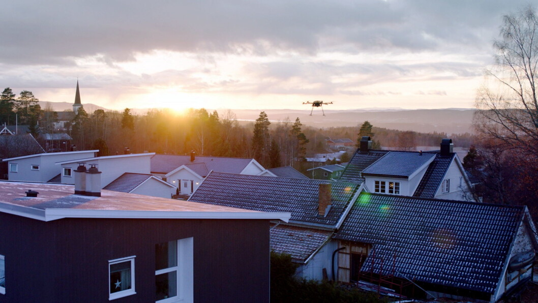 Her er bilder fra Kolonial.nos forsøk med dronelevering. Boksen under inneholder maten. (Foto: Kolonial.no) Her er bilder fra Kolonial.nos forsøk med dronelevering. Boksen under inneholder maten. (Foto: Kolonial.no)