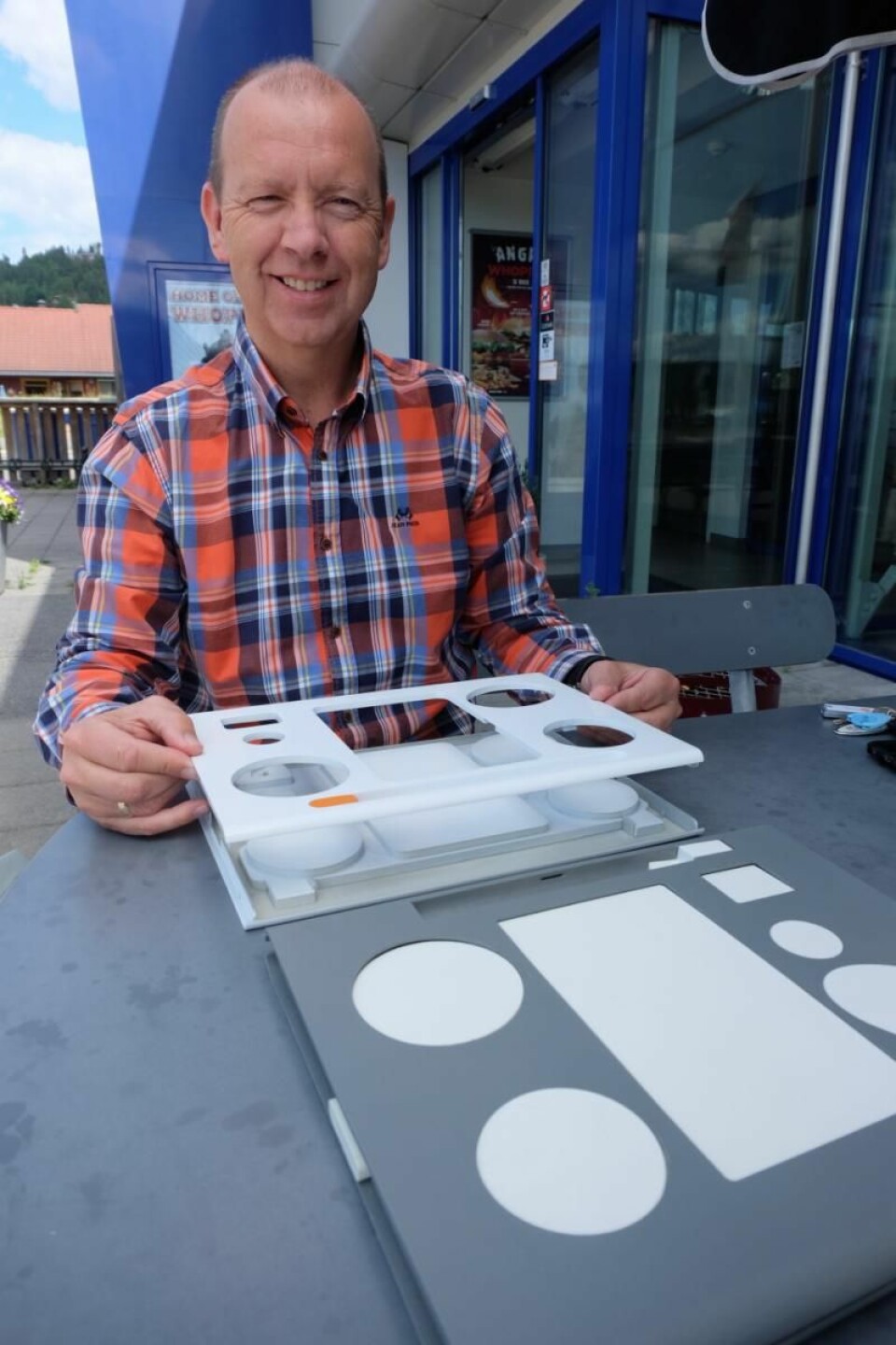 Handy Tray – her en prototyp av kaffebrettet – er Kjetil Christoffersens åttende patent. (Foto: Odd Henrik Vanebo)