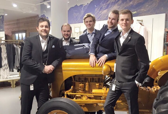 Festklærne er klare for Bocuse d'Or-gutta. Fra venstre Christopher W. Davidsen, Christian A. Pettersen, Fredrik Van Opdrop, Fredrik Mattias Lundgren og Håvard Werkland. (Foto: Team CWDs Facebook-side) Festklærne er klare for Bocuse d'Or-gutta. Fra venstre Christopher W. Davidsen, Christian A. Pettersen, Fredrik Van Opdrop, Fredrik Mattias Lundgren og Håvard Werkland. (Foto: Team CWDs Facebook-side)