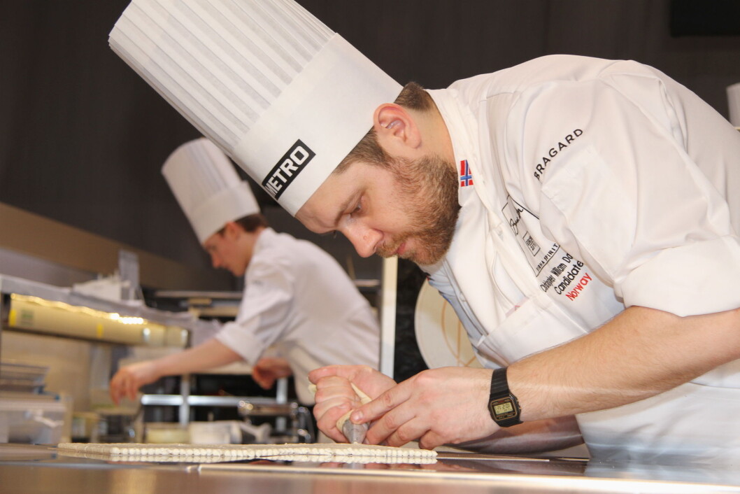 Christopher W. Davidsen og commis Håvard Werkland (bak) skal forsvare Norges ære i Bocuse d'Or i Lyon. (Foto: Morten Holt) Christopher W. Davidsen og commis Håvard Werkland (bak) skal forsvare Norges ære i Bocuse d'Or i Lyon. (Foto: Morten Holt)