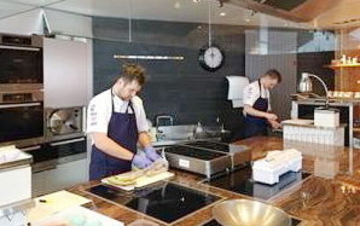 Davidsen og Werkland i gang på treningskjøkkenet i Frankrike. (Foto: Bocuse d'Or Norge) Davidsen og Werkland i gang på treningskjøkkenet i Frankrike. (Foto: Bocuse d'Or Norge)