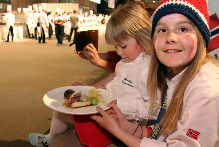 Hedda og Amalia med far Christopher Davidsens rett i Bocuse d'Or Europe i Ungarn. (Foto: Morten Holt) Hedda og Amalia med far Christopher Davidsens rett i Bocuse d'Or Europe i Ungarn. (Foto: Morten Holt)