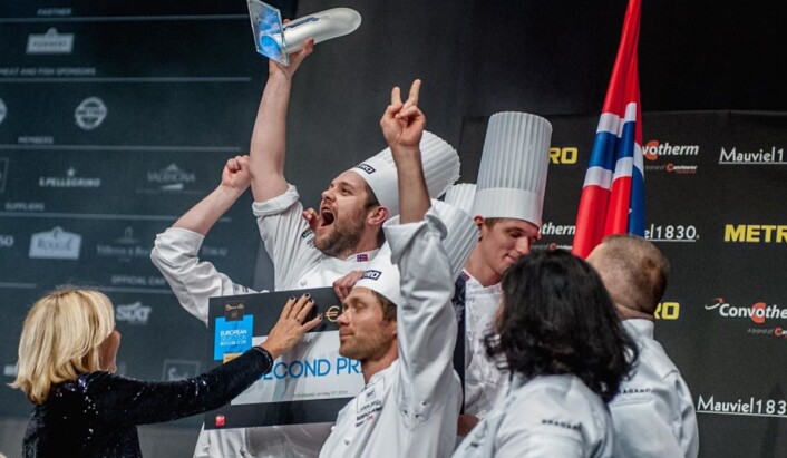 Christopher Davidsen og det norske laget jubler for sølv i Bocuse d'Or Europe i Budapest i fjor. Da vant Ungarn. Vi tror ikke Ungarn havner på pallen i Lyon, og hvem tar da steget helt til topps? (Foto: Arkiv) Christopher Davidsen og det norske laget jubler for sølv i Bocuse d'Or Europe i Budapest i fjor. Da vant Ungarn. Vi tror ikke Ungarn havner på pallen i Lyon, og hvem tar da steget helt til topps? (Foto: Arkiv)