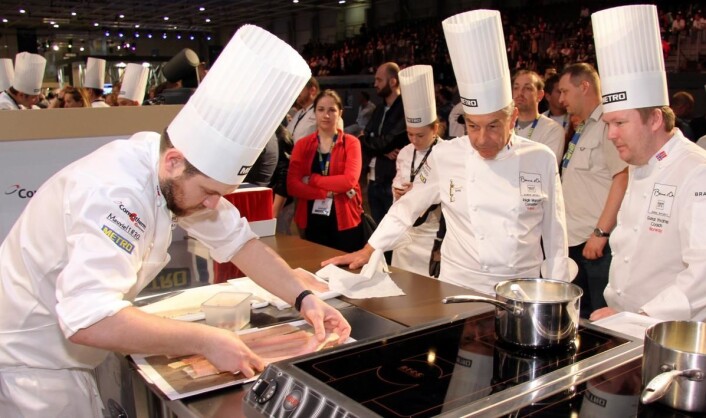 Det norske teamet forbereder seg i disse dager for Bocuse d'Or hos den tidligere franske Bocuse d'Or-vinneren Regis Marcon (midt på bildet). Til venstre Christopher Davidsen og til høyre coach Gunnar Hvarnes. (Foto: Morten Holt) Det norske teamet forbereder seg i disse dager for Bocuse d'Or hos den tidligere franske Bocuse d'Or-vinneren Regis Marcon (midt på bildet). Til venstre Christopher Davidsen og til høyre coach Gunnar Hvarnes. (Foto: Morten Holt)