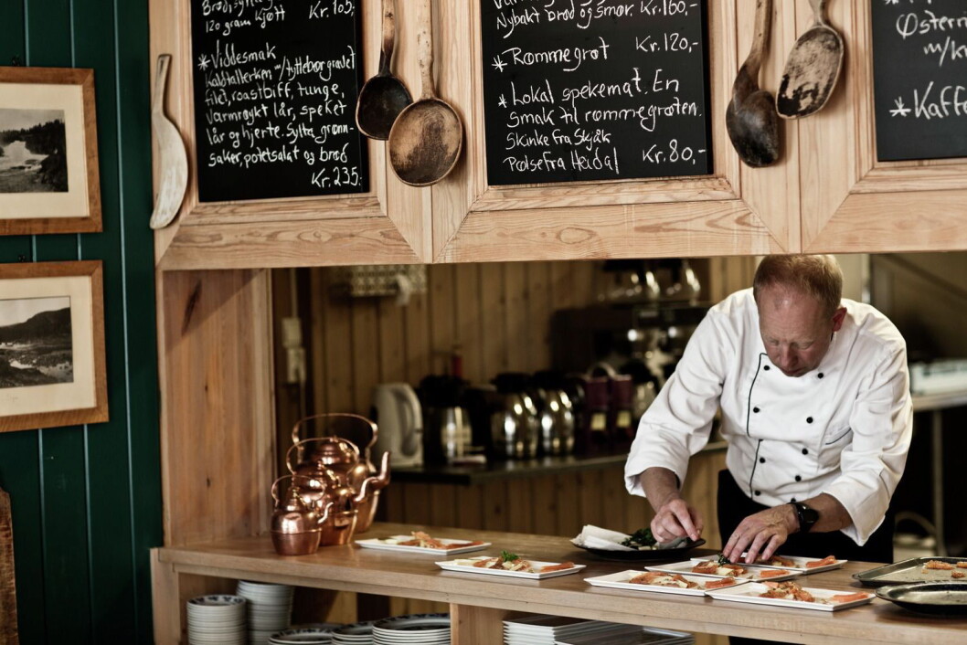 Servering på Hindsæter Hotell, Sjodalen. (Foto: Tina Stafrèn/Visitnorway.com) Servering på Hindsæter Hotell, Sjodalen. (Foto: Tina Stafrèn/Visitnorway.com)