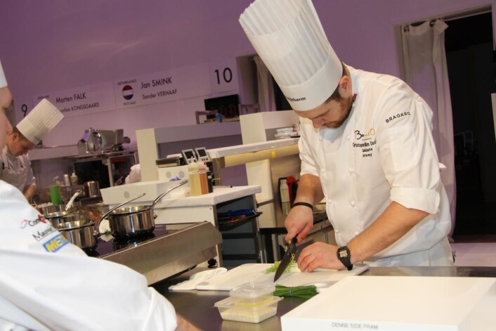 Overvintret purreløk-kjerne, som normalt er matsvinn, tas i bruk av Christopher Davidsen og Norge i Bocuse d'Or 2017. Her er Davidsen i aksjon i Lyon i dag. (Foto: Morten Holt) Overvintret purreløk-kjerne, som normalt er matsvinn, tas i bruk av Christopher Davidsen og Norge i Bocuse d'Or 2017. Her er Davidsen i aksjon i Lyon i dag. (Foto: Morten Holt)