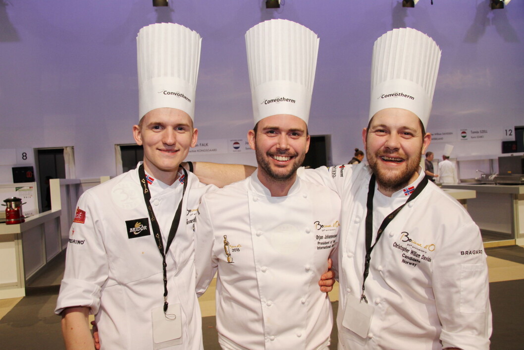Christopher William Davidsen er ferdig i Bocuse d'Or i Lyon. Nå må han vente til i morgen på det endelige resultatet. Her sammen med to andre fornøyde kokker etter dagens norske innsats, commis Håvard Werkland (til venstre) og Ørjan Johannessen, som vant i 2015 og som sitter i æresjuryen denne gang. (Foto: Morten Holt) Christopher William Davidsen er ferdig i Bocuse d'Or i Lyon. Nå må han vente til i morgen på det endelige resultatet. Her sammen med to andre fornøyde kokker etter dagens norske innsats, commis Håvard Werkland (til venstre) og Ørjan Johannessen, som vant i 2015 og som sitter i æresjuryen denne gang. (Foto: Morten Holt)