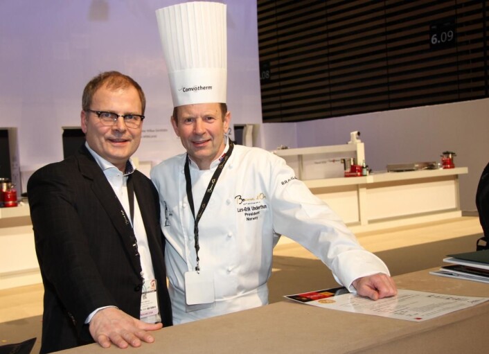 – Christopher Davidsen har levert meget solid håndverk, presist og med gode harmoniske smaker, sier Norges jurymedlem og president i Bocuse d'Or Norge, Lars Erik Underthun, her sammen med daglig leder for Bocuse d'Or Norge, Arne Sørvig. (Foto: Morten Holt) – Christopher Davidsen har levert meget solid håndverk, presist og med gode harmoniske smaker, sier Norges jurymedlem og president i Bocuse d'Or Norge, Lars Erik Underthun, her sammen med daglig leder for Bocuse d'Or Norge, Arne Sørvig. (Foto: Morten Holt)