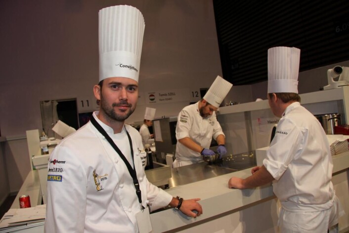 Siste vinner av Bocuse d'Or, Ørjan Johannessen, er med i æresjuryen i Bocuse d'Or 2017. Her foran den norske boksen med Christopher Davidsen og coach Gunnar Hvarnes (til høyre). (Foto: Morten Holt) Siste vinner av Bocuse d'Or, Ørjan Johannessen, er med i æresjuryen i Bocuse d'Or 2017. Her foran den norske boksen med Christopher Davidsen og coach Gunnar Hvarnes (til høyre). (Foto: Morten Holt)