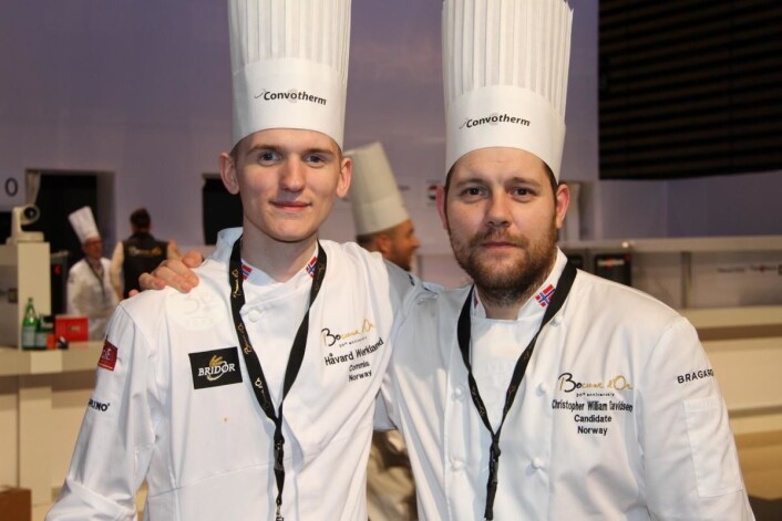De to gutta har gjort manns jobb i dag. I morgen kveld får Håvard Werkland og Christopher Davidsen sin dom: Blir det norsk medalje og helst gull i Bocuse d'Or 2017? (Foto: Morten Holt) De to gutta har gjort manns jobb i dag. I morgen kveld får Håvard Werkland og Christopher Davidsen sin dom: Blir det norsk medalje og helst gull i Bocuse d'Or 2017? (Foto: Morten Holt)
