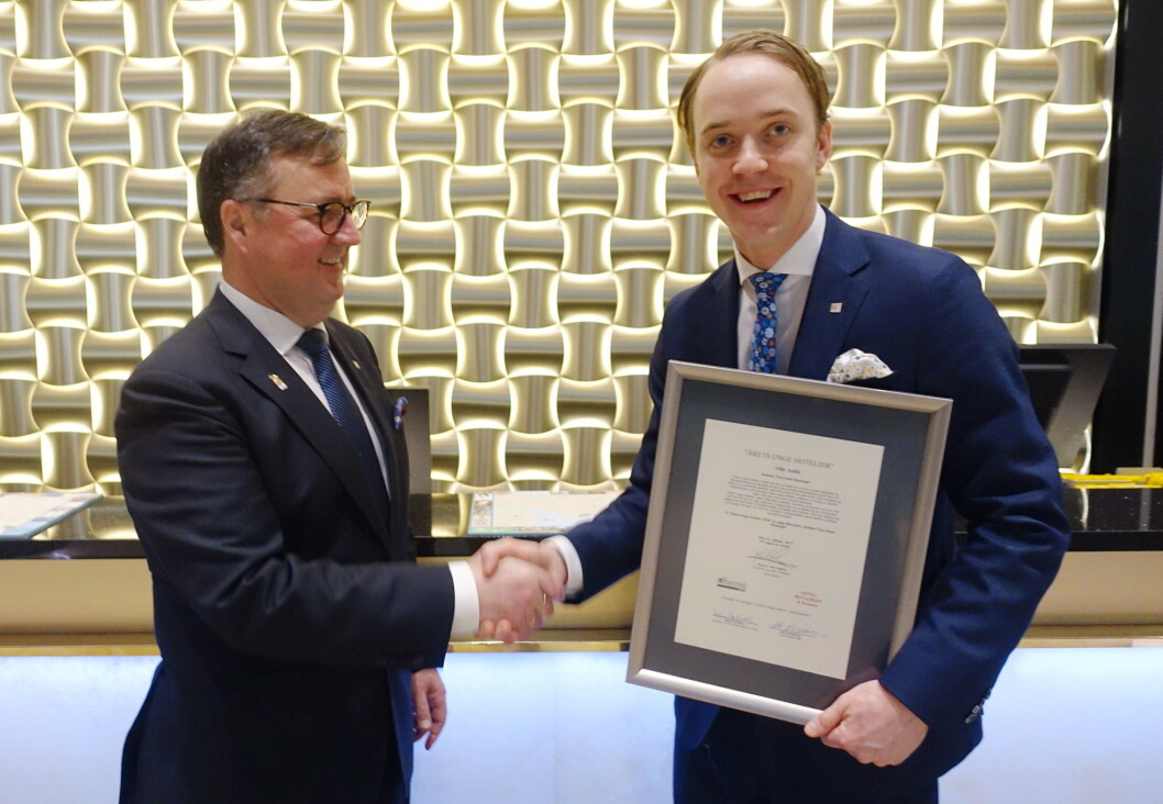 Juryleder og konserndirektør i Thon Hotels, Morten Thorvaldsen, sammen med vinneren av Årets unge hotelier, Olle Aulin, som er hotelldirektør på Thon Hotel Stavanger. Juryleder og konserndirektør i Thon Hotels, Morten Thorvaldsen, sammen med vinneren av Årets unge hotelier, Olle Aulin, som er hotelldirektør på Thon Hotel Stavanger.