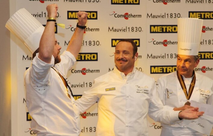 Regis Marcon (til høyre), vinneren av Bocuse d'Or i 1995, og som teamet til Christopher Davidsen har trent hos den siste uka før konkurransen, trakk opp konviolutten som viste at Norge har tatt sølv i Bocuse d'Or 2017. (Foto: Morten Holt) Regis Marcon (til høyre), vinneren av Bocuse d'Or i 1995, og som teamet til Christopher Davidsen har trent hos den siste uka før konkurransen, trakk opp konviolutten som viste at Norge har tatt sølv i Bocuse d'Or 2017. (Foto: Morten Holt)