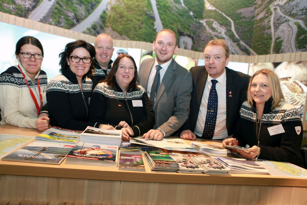 På bildet er Ulrike Schenk (Visit Sørlandet) , Monica Blikstad (Hamarregionen Reiseliv), Arne-Jørgen Skurdal (Gjøvikregionen Hadeland Ringerike Reiseliv), Kristin Myrabør Løkeberg (Visit Horten), statsråd Jon Georg Dale, konstituert statssekretær Terje Halleland og Elisabeth Dammyr (Haldenkanalen). (Foto: Vidar Alfarnes) På bildet er Ulrike Schenk (Visit Sørlandet) , Monica Blikstad (Hamarregionen Reiseliv), Arne-Jørgen Skurdal (Gjøvikregionen Hadeland Ringerike Reiseliv), Kristin Myrabør Løkeberg (Visit Horten), statsråd Jon Georg Dale, konstituert statssekretær Terje Halleland og Elisabeth Dammyr (Haldenkanalen). (Foto: Vidar Alfarnes)