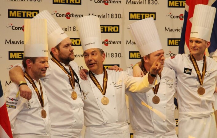 Det norske teamet på podiet i Lyon i 2017 sammen med den tidligere franske vinneren Regis Marcon. (Foto: Morten Holt) Det norske teamet på podiet i Lyon i 2017 sammen med den tidligere franske vinneren Regis Marcon. (Foto: Morten Holt)
