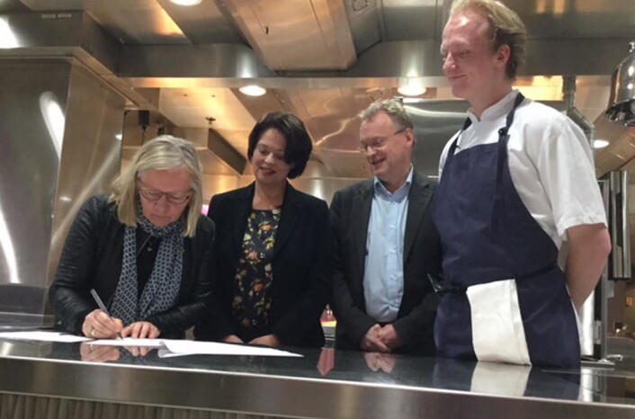 Fra venstre daglig leder i Lærlingkompaniet, Laila Berge, avdelingsdirektør for fagopplæring i Utdanningsetaten, Bente Fredheim, byrådsleder Raymond Johansen og kokkelærling på Thon Hotel Opera, Petter Lie Gillebo. (Foto: Privat) Fra venstre daglig leder i Lærlingkompaniet, Laila Berge, avdelingsdirektør for fagopplæring i Utdanningsetaten, Bente Fredheim, byrådsleder Raymond Johansen og kokkelærling på Thon Hotel Opera, Petter Lie Gillebo. (Foto: Privat)