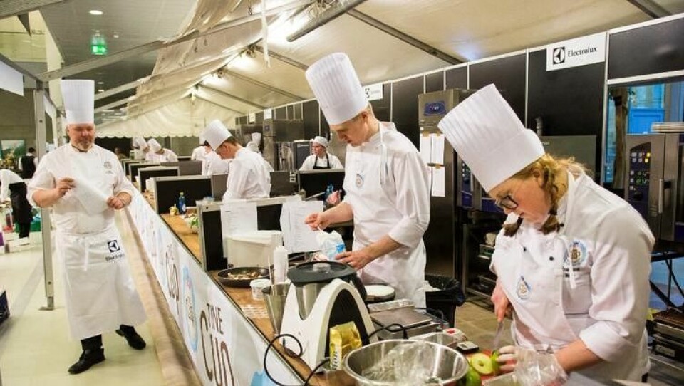 Kokker fra Nannestad videregående skole i aksjon på TineCup. Til venstre kokk Pål Jetmundsen hos Tine Partner. (Foto: Nannestad videregående skole)
