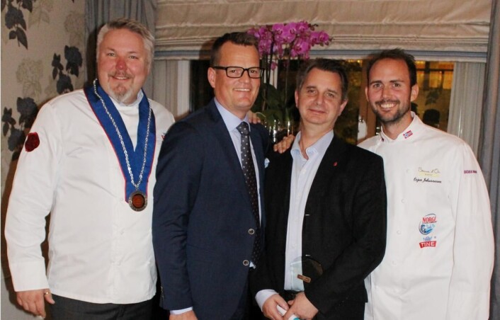 Matfaglig ansvarlig i Tine Partner, Pål Jetmundsen (fra venstre), salgsdirektør i Tine Partner, Terje Døsrønningen, avdelingsleder restaurant og matfag hos sølvvinner Nannestad videregående skole, Mark Hickton og Ørjan Johannessen. (Foto: Tine Partner) Matfaglig ansvarlig i Tine Partner, Pål Jetmundsen (fra venstre), salgsdirektør i Tine Partner, Terje Døsrønningen, avdelingsleder restaurant og matfag hos sølvvinner Nannestad videregående skole, Mark Hickton og Ørjan Johannessen. (Foto: Tine Partner)