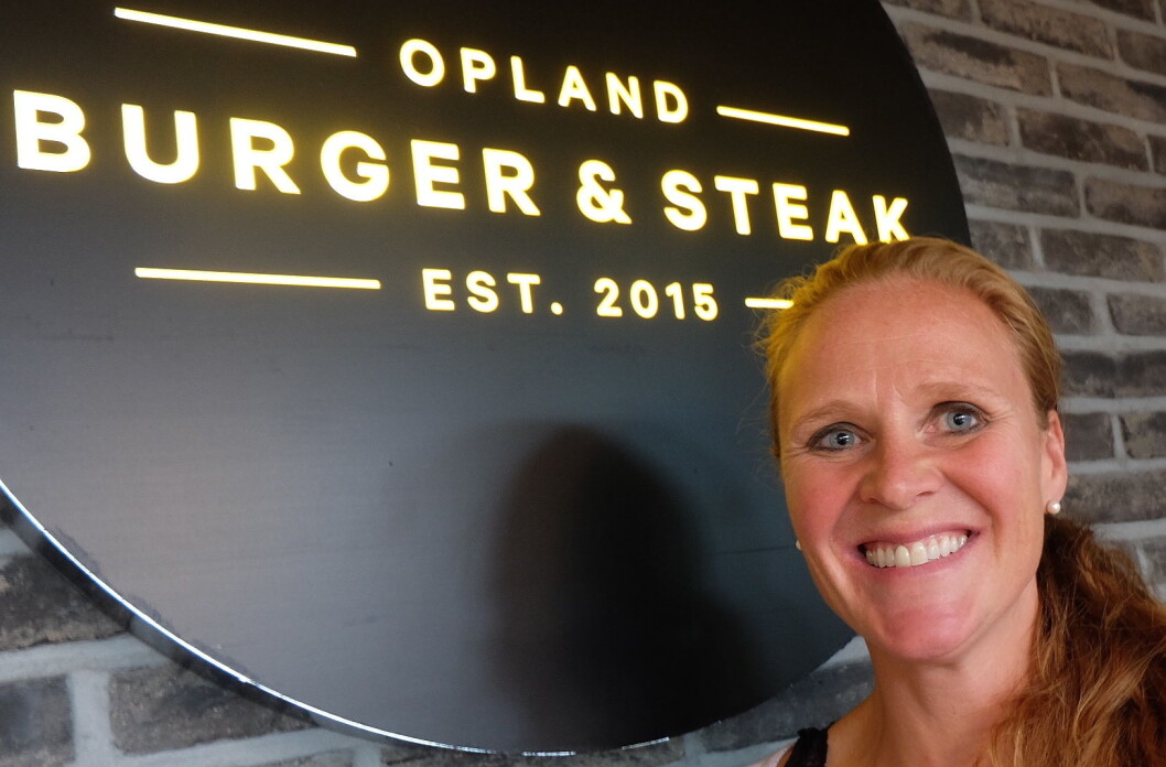 Birgit Opland, som driver av Opland Burger & Steak i Østbanehallen, vil fortelle historien om Opland-Burgeren på burgerseminaret på Smak. Birgit Opland, som driver av Opland Burger & Steak i Østbanehallen, vil fortelle historien om Opland-Burgeren på burgerseminaret på Smak.